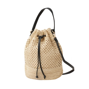 Handgewebte Stroh-Beuteltasche in Beige mit schwarzen Lederdetails und Kordelzug