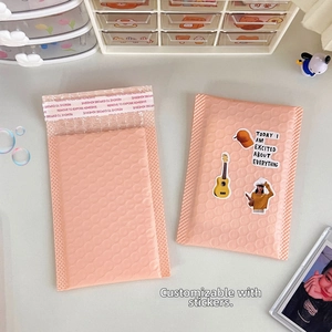Detail showing self-adhesive seal and shockproof bubble lining of pink padded mailers
