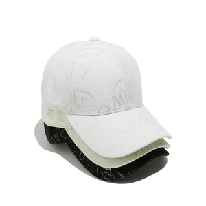 Casquettes de baseball stylées avec broderie LOVE et cœur en blanc, beige et noir