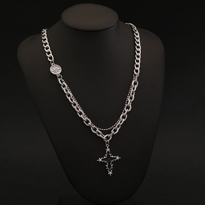 Collana a catena cubana argento con pendente a croce di spine su manichino nero