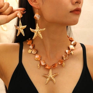 Set gioielli dorati con stelle marine e conchiglie per un look da spiaggia estivo