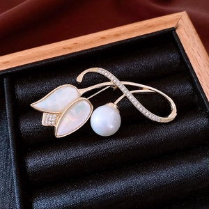 Vue détaillée de la broche tulipe plaquée or 14K avec nacre et perles élégantes