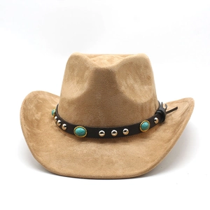 Détail du chapeau de cowboy en daim camel avec ceinture cloutée et turquoise