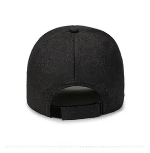 Détail de la patte de réglage velcro sur casquette de baseball en toile gris foncé