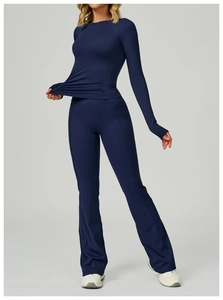 Détail de l'ensemble de yoga bleu marine avec haut à fronces et legging évasé taille haute