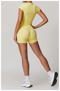Vista posteriore dei pantaloncini fitness gialli a vita alta con cucitura a V modellante