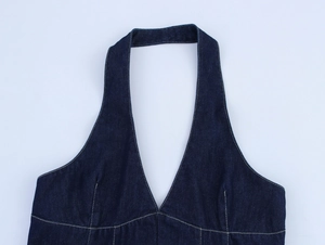 Vue détaillée de la robe en jean dos nu avec coutures jaunes et denim bleu foncé