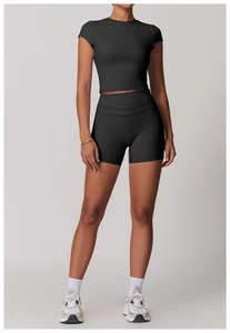Dettaglio del set da yoga nero con top corto a maniche corte e pantaloncini da ciclista