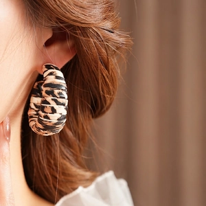 Retro C-shaped leopard print leather earrings with woven pattern and silver needles