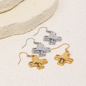 Boucles d'oreilles crochet croix chocolat martelé en acier inoxydable plaqué or 18 carats