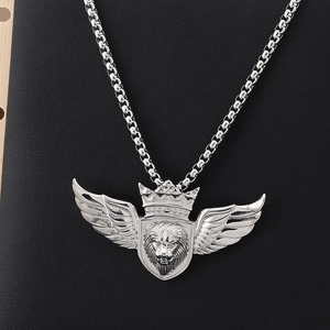 Relief détaillé du pendentif tête de lion en argent vintage avec couronne et ailes