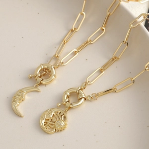Collier plaqué or 18k avec pendentifs lune et soleil sur chaîne à maillons longs