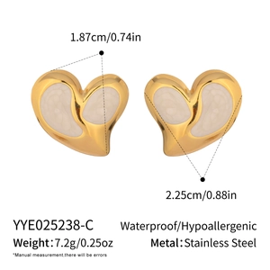 Detailansicht der herzförmigen Goldstecker mit Abmessungen und Materialangaben