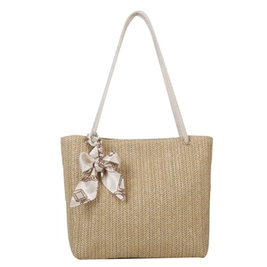 Grand sac cabas en paille pour femme avec foulard en soie beige sur fond blanc