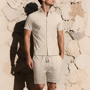 Completo estivo da uomo camicia a maniche corte e pantaloncini beige in tessuto jacquard