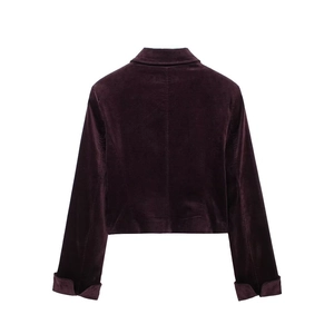 Vue arrière d'une veste courte en velours violet foncé avec poignets repliés et texture