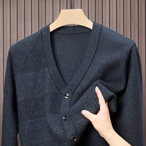 Nahaufnahme der Strickjacke für Herren mit Rautenmuster und blauen Knöpfen