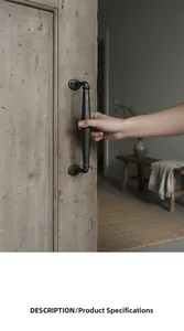 Detail van vintage gietijzeren deurgreep met hamerslagtextuur op een houten deur
