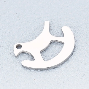 Vue macro d'un pendentif cheval à bascule en acier inoxydable argenté pour bijoux