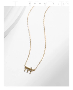 Détail du collier chiffre porte-bonheur 777 en argent 925 doré avec petit zircon