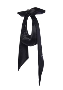 Dettaglio borsa in raso nero lucido con grande fiocco e cuore di strass scintillante