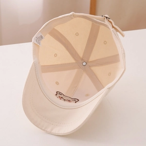 Dettagli interni del cappellino da baseball beige in cotone con ricamo di orso