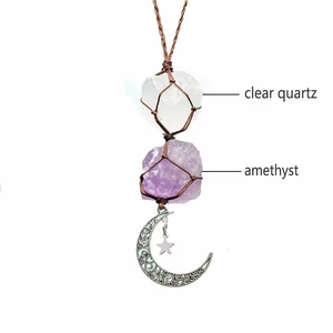 Vue macro de pierres de quartz clair et d'améthyste avec breloques lune et étoile