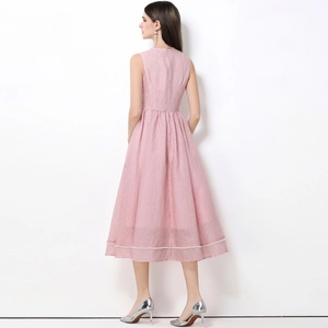 Abito midi rosa vintage senza maniche con perline e struttura plissettata elegante
