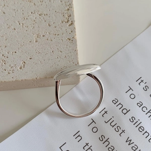 Primo piano di un anello in argento 925 con superficie ovale liscia dal design moderno