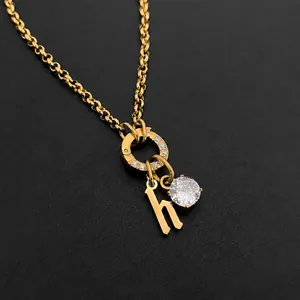 Collier en acier inoxydable avec pendentif lettre 'h' et breloques en cristal brillant