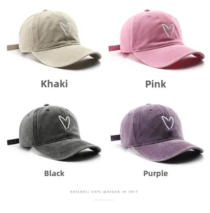 Basecaps aus gewaschener Baumwolle in Khaki, Rosa, Schwarz und Lila mit Herzstickerei