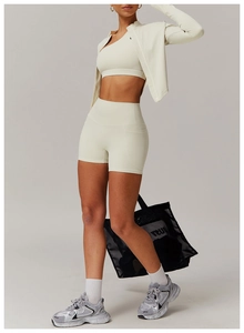 Détail du short de yoga beige à taille haute avec poches et veste légère zippée