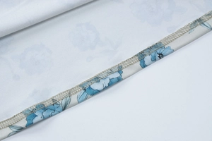 Gros plan sur le tissu à motif floral bleu avec détails de couture surjetée précise