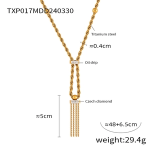 Détail du collier à pampilles en acier titane avec diamants tchèques et design huilé