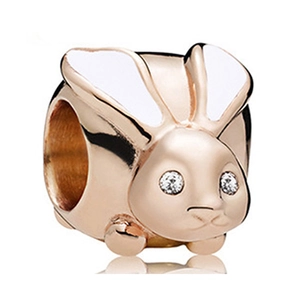 Eleganter roségoldener Hasen-Charm mit weißen Emaille-Ohren und funkelnden Zirkonia