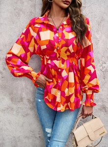 Détail d'une chemise à motif géométrique rose avec boutons et poignets bouffants élastiques
