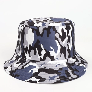 Détail du chapeau bob camouflage bleu avec coutures de bord renforcées et texture