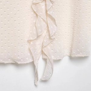 Damenbluse aus Tüll in Creme mit Rüschen, Punktstruktur und Bindedetail vorne