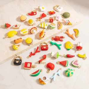 Ensemble de breloques en alliage coloré aux motifs de fruits et de nourriture variés