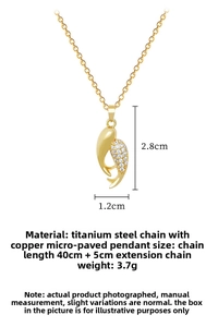 Détail du pendentif poisson doré avec incrustation de zircone sur chaîne en titane