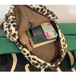 Vista dall'alto dello zaino peluche leopardato con fodera marrone e ampio spazio interno