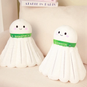 Peluches créatives en forme de volant de badminton avec visages mignons sur un canapé