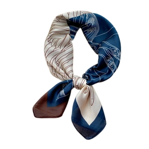 Carré en soie élégant bleu marine et beige avec motifs lignes sur fond blanc propre