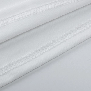 Nahaufnahme der flachen Nähte und der feinen Strickstruktur an einem weißen Ärmelbund