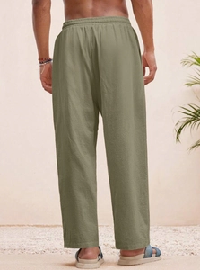 Vista posteriore dei pantaloni da uomo in lino verde oliva con vita elastica e cordino
