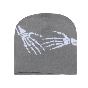 Texture détaillée du bonnet gris avec motif jacquard mains de squelette blanches