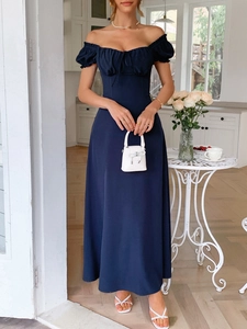 Elegante abito blu scuro con spalle scoperte, maniche a sbuffo e dettaglio con coulisse