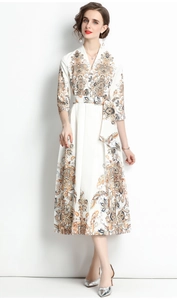 Detalle de vestido vintage con cuello en V, estampado étnico y cinturón a juego