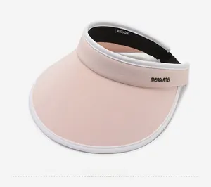 Dettaglio del cappello da sole rosa a tesa larga con bordo bianco e fascia interna