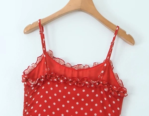 Detailansicht des roten Polka-Dot-Kleides mit Rüschenträgern und Vintage-Details